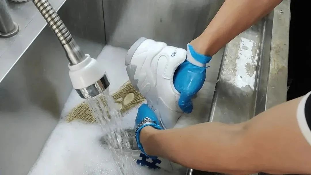 新疆洗鞋店加盟比传统哈密新疆干洗店加盟的优势在哪？